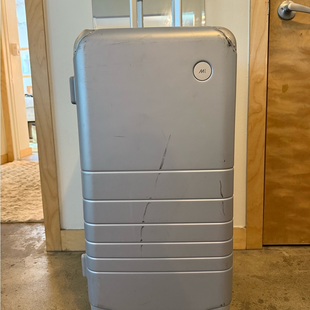 Monos Trunk Silver Hard Shell Suitcase - Picture 12 of 15